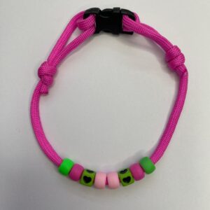 Collar cordon ajustable con detalles verde, fucsia y rosado