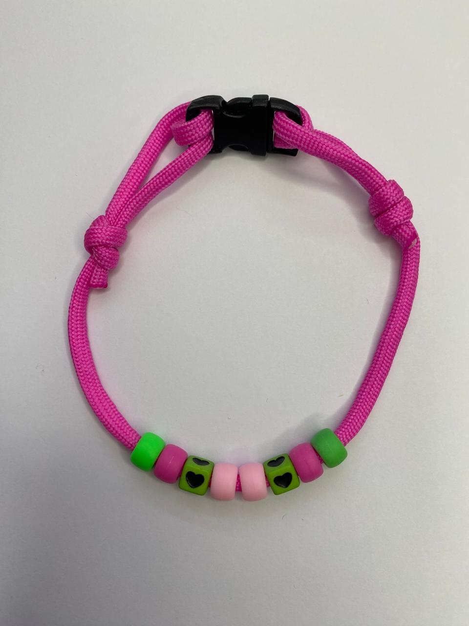 Collar cordon ajustable con detalles verde, fucsia y rosado