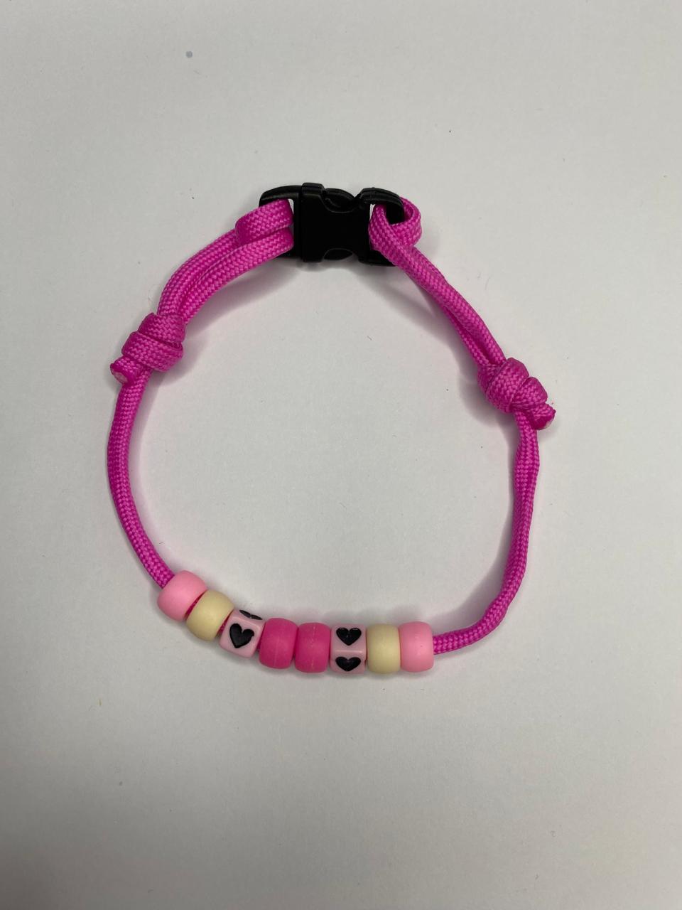 Collar cordon ajustable con detalles rosado, amarillo y fucsia