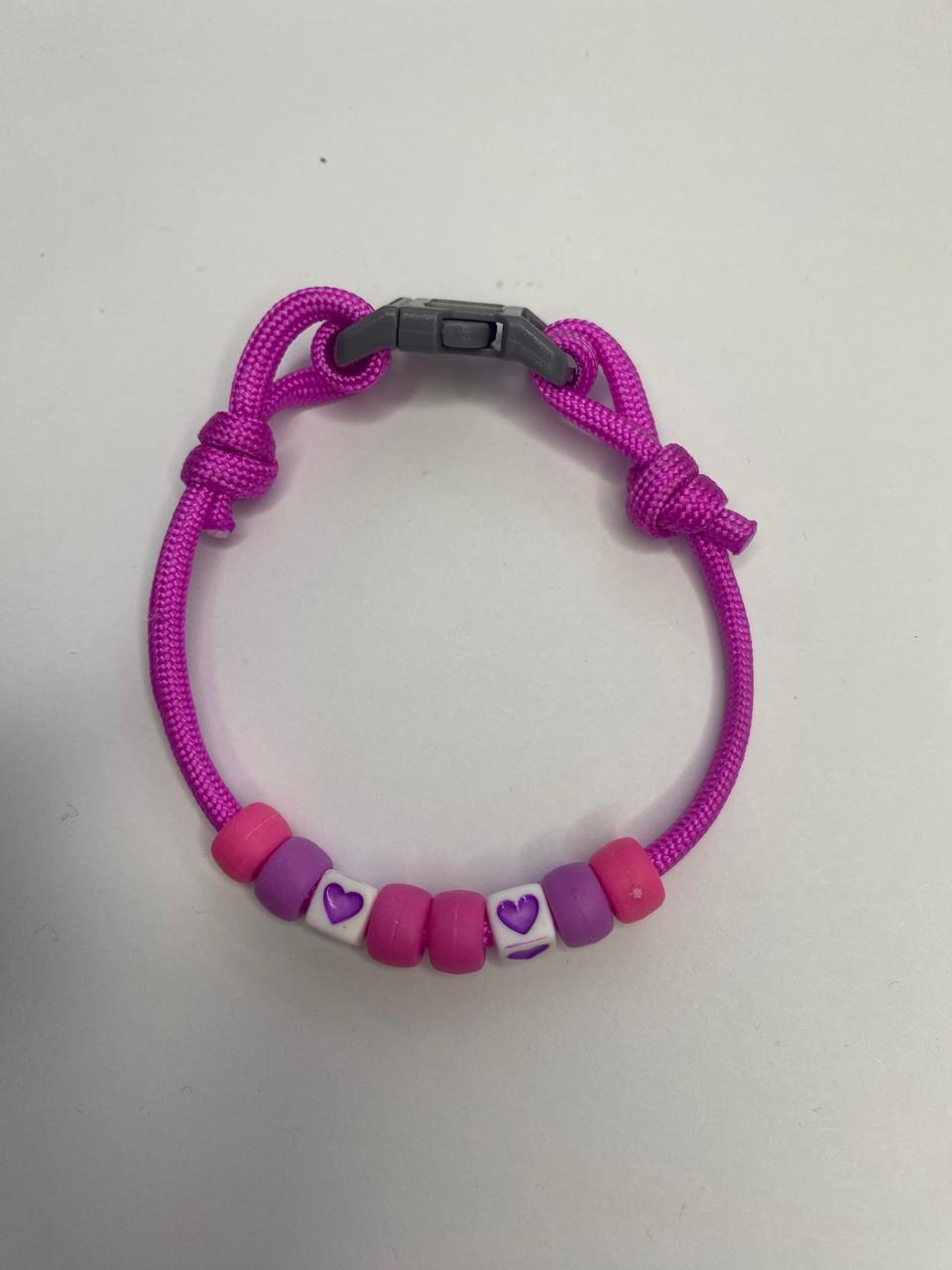 Collar cordon ajustable con detalles morado y fucsia