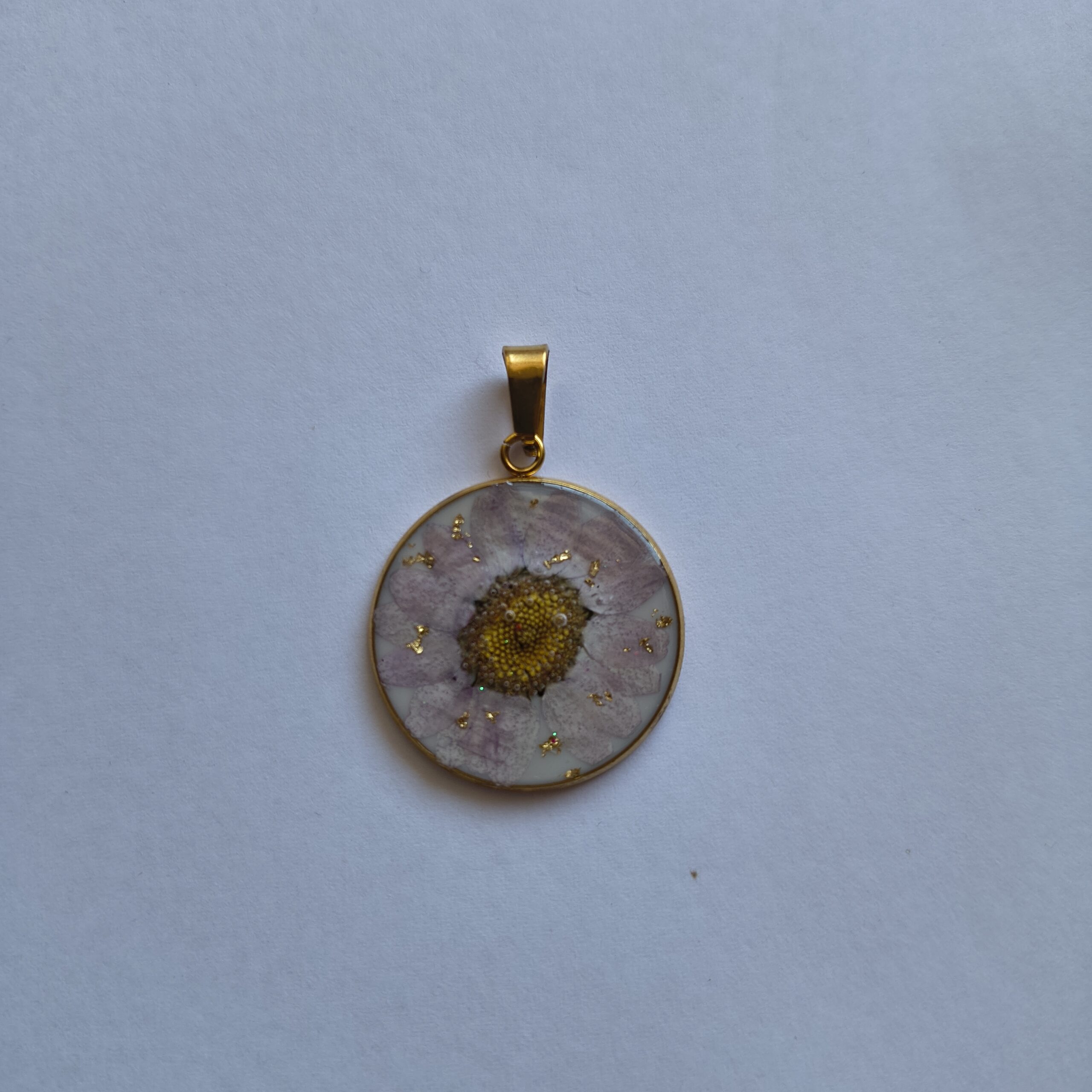 Dijes con base blanca y flor seca - Imagen 2