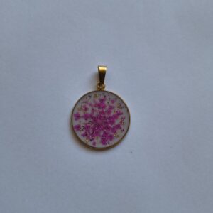 Dijes con base blanca y flor seca