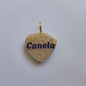 Placa Resina Corazon con papel mineral oro y fondo blanco